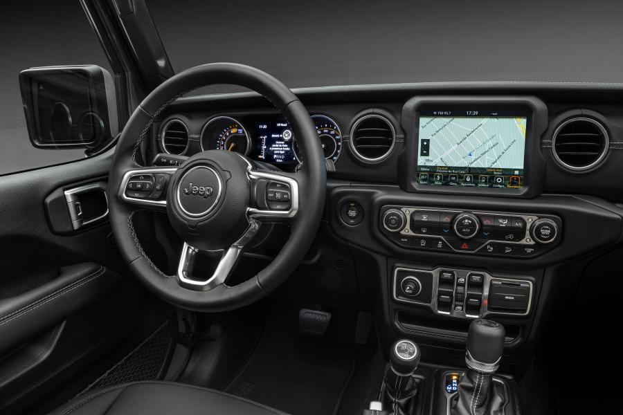 Детали интерьера Jeep Wrangler Unlimited Overland (JL) 2019 года  (LA) (фото 18 из 36)